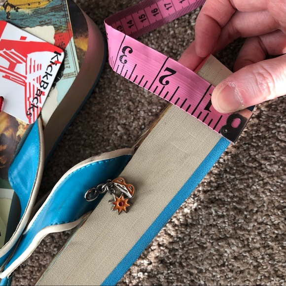 Sassy!! Brand New Iconic Pop Art Flip Flops with Charm Accents, Size 7 - Picture 5 of 5